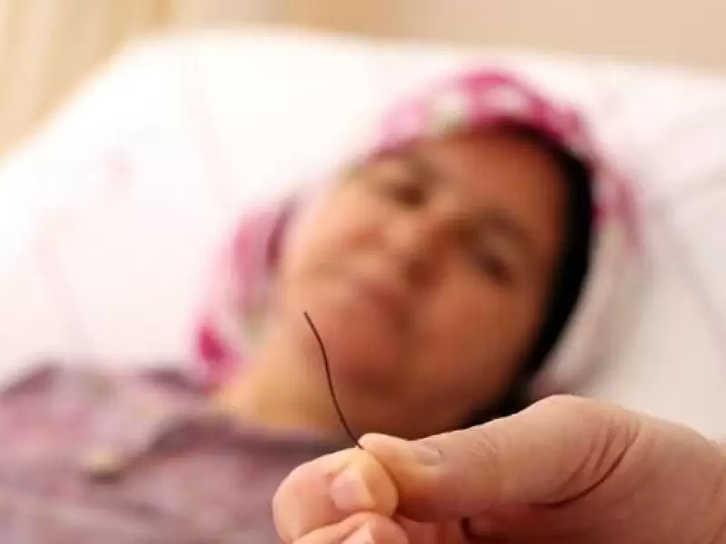 petek bal yedi, midesinden 10 santim tel cikti
